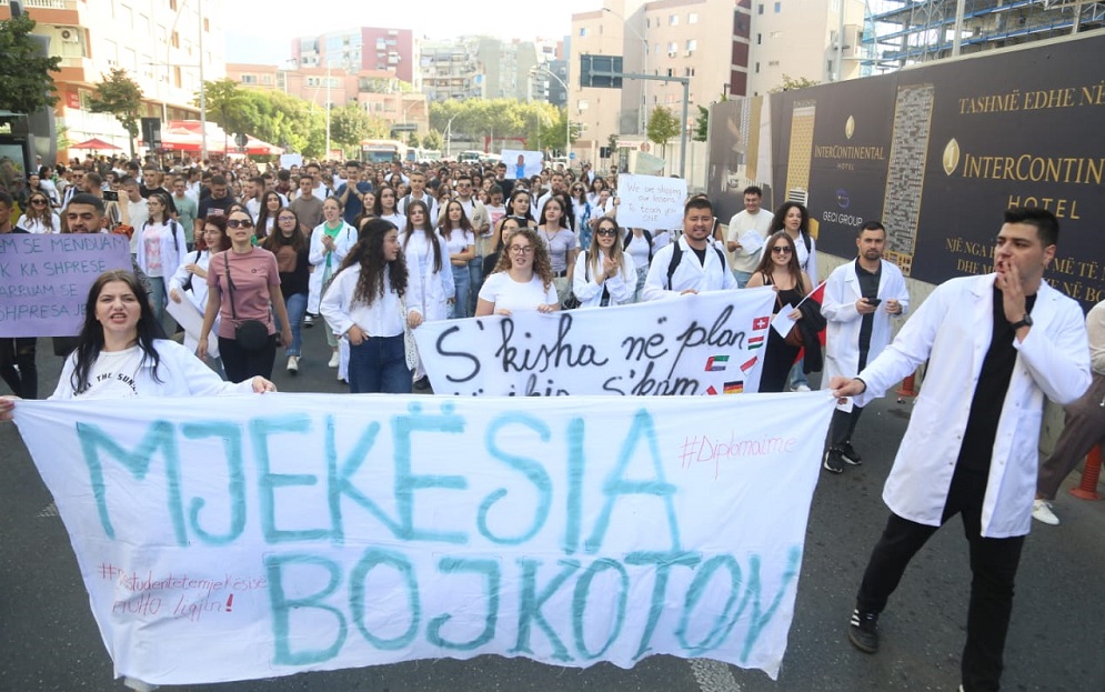 Studentet e Mjekesise serish ne proteste, marshojne drejt Ministrise se Arsimit